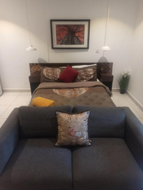 GoldenCity Studio Apartment, King-size bed,WiFi,Pool and Gym